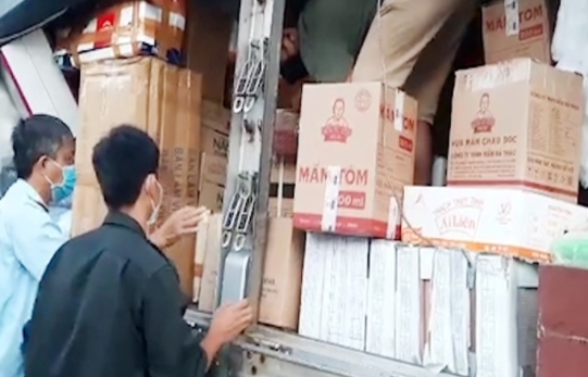 Bắt quả tang 2 xe tải chở đầy hàng hóa nghi nhập lậu
