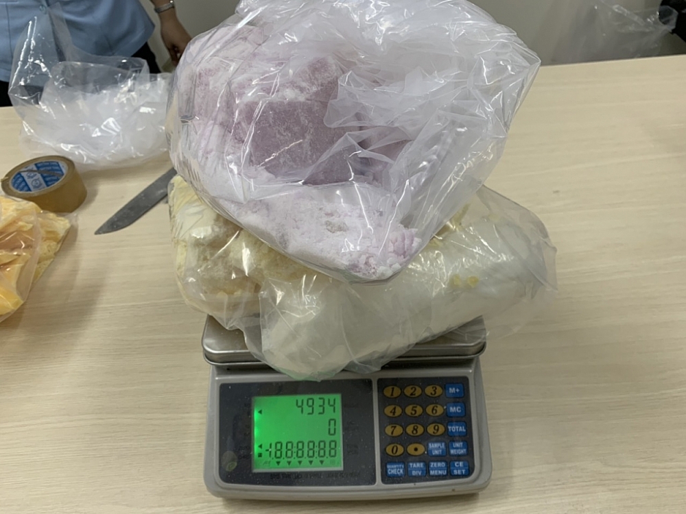 Hải quan TPHCM phát hiện 5 kg ma túy giấu trong các khối sáp thơm
