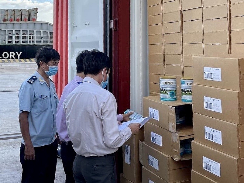 Hải quan TPHCM đàm phán miễn phí lưu kho, bãi cho nhiều lô hàng viện trợ