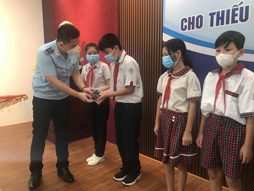 Sổ tiết kiệm do Thanh niên Hải quan phát động đã đến tay các em mồ côi ở TPHCM