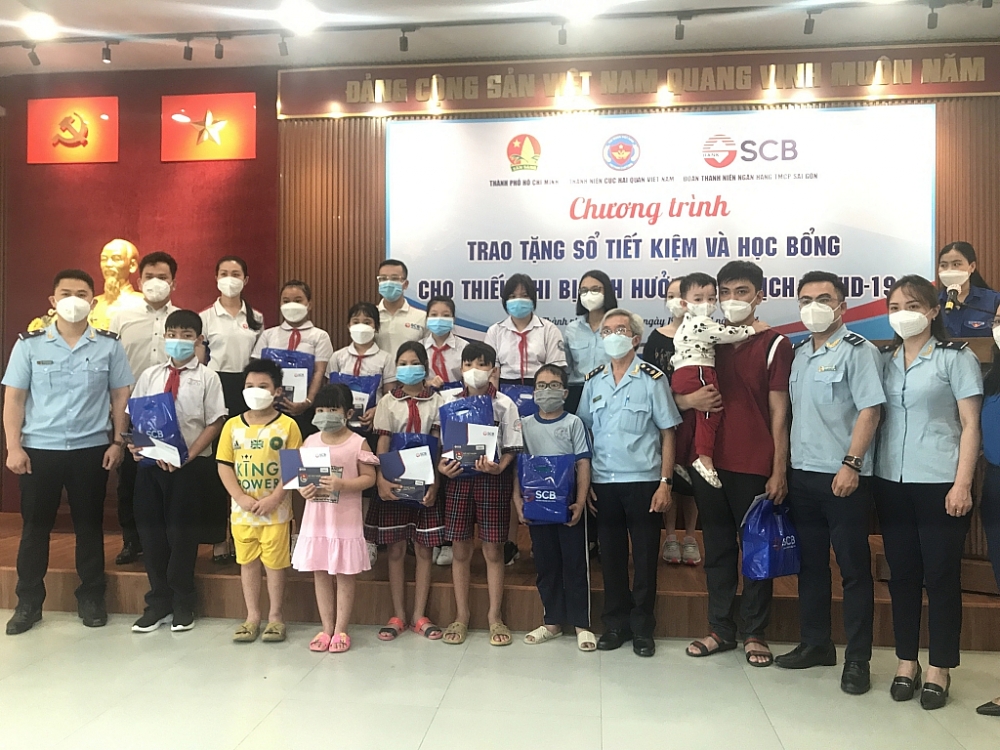 Sổ tiết kiệm do Thanh niên Hải quan phát động đã đến tay các em mồ côi ở TPHCM