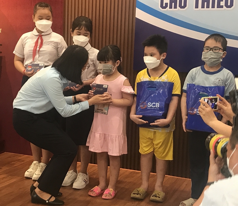Sổ tiết kiệm do Thanh niên Hải quan phát động đã đến tay các em mồ côi ở TPHCM
