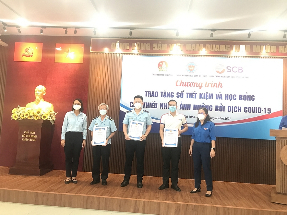 Sổ tiết kiệm do Thanh niên Hải quan phát động đã đến tay các em mồ côi TPHCM