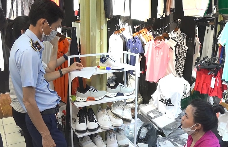 Hàng giả, hàng vi phạm sở hữu trí tuệ do Cục QLTT TPHCM bắt giữ