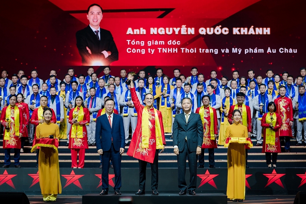 Con trai vua hàng hiệu Johnathan Hạnh Nguyễn - đoạt giải Sao Đỏ