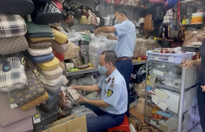 Tạm giữ hơn 2.000 sản phẩm có dấu hiệu giả mạo thương hiệu tại Trung tâm thương mại An Đông