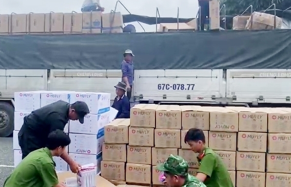 Bắt quả tang 2 xe tải chở số lượng lớn hàng hóa nghi nhập lậu