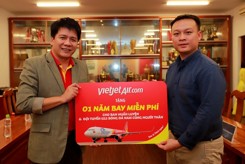 Đội tuyển bóng đá nam và nữ Việt Nam được đi máy bay miễn phí 1 năm
