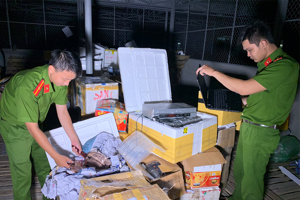 Hàng lậu nguỵ trang bưu phẩm