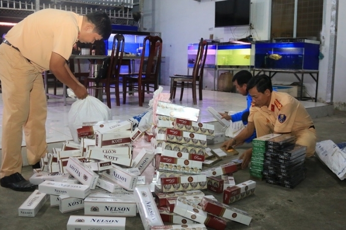 Kiểm tra tàu khách, phát hiện hàng nghìn bao thuốc lá lậu