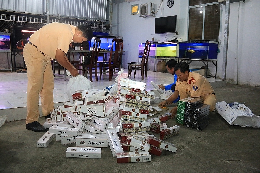 Kiểm tra tàu khách, phát hiện hàng nghìn bao thuốc lá lậu