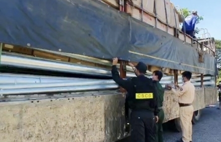 Bắt giữ gần 8.000 dụng cụ nhà bếp nghi nhập lậu