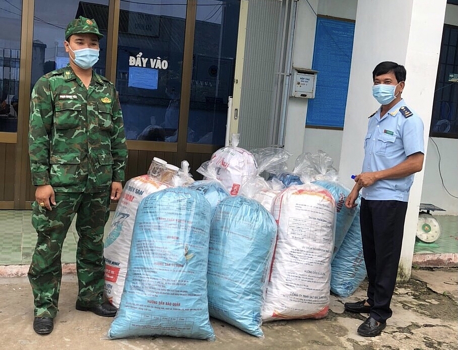 Lô hàng cá ngựa, bóng cá khô do Hải quan cửa Khánh Bình bắt giữ. ảnh: V.T