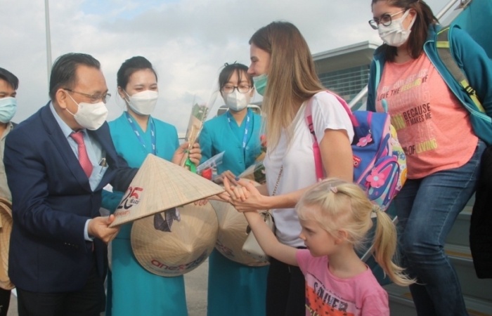 Hải quan Khánh Hòa làm thủ tục hải quan đón hơn 300 khách du lịch Nga