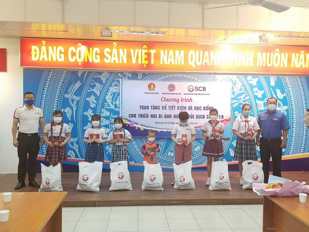 Trao 20 sổ tiết kiệm của Thanh niên Hải quan cho trẻ em mồ côi tại TPHCM
