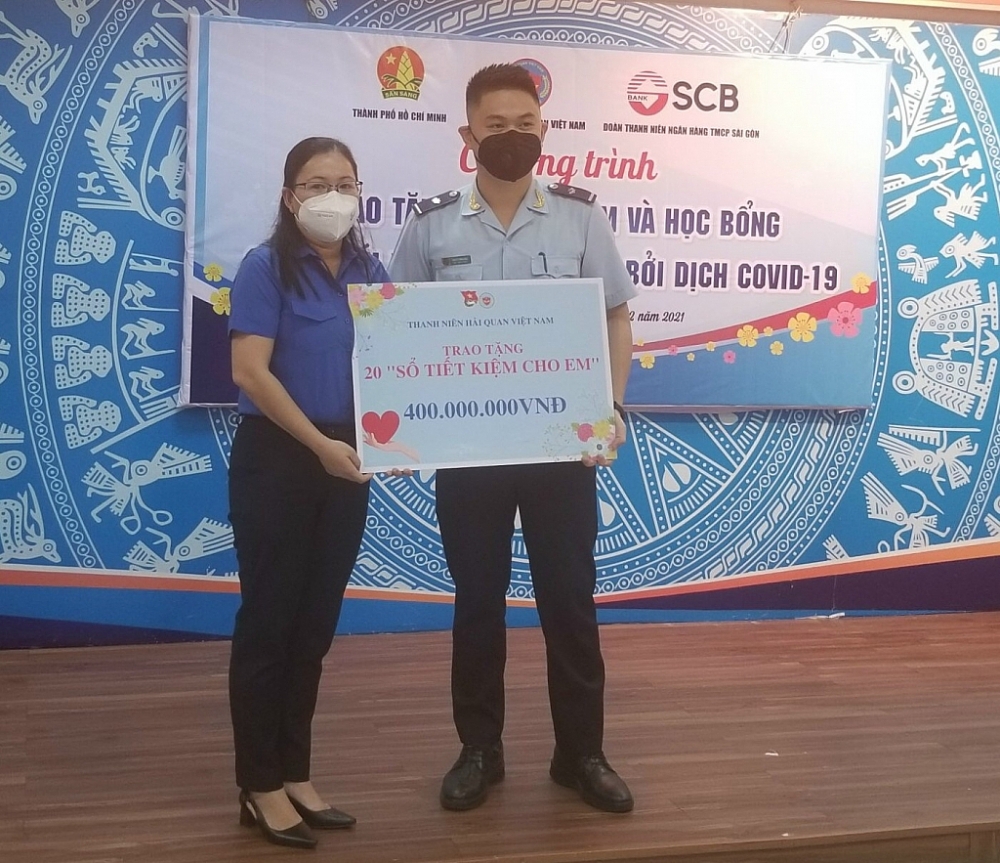 Trao 20 sổ tiết kiệm của Thanh niên Hải quan cho trẻ em mồ côi tại TPHCM