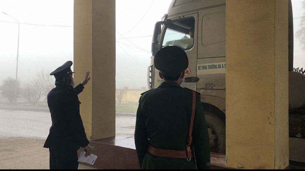 Cán bộ Hải quan, Biên phòng cửa khẩu quốc tế Nậm Cắn phối hợp kiểm tra phương tiện qua cửa khẩu.	Ảnh: Hiền Dịu