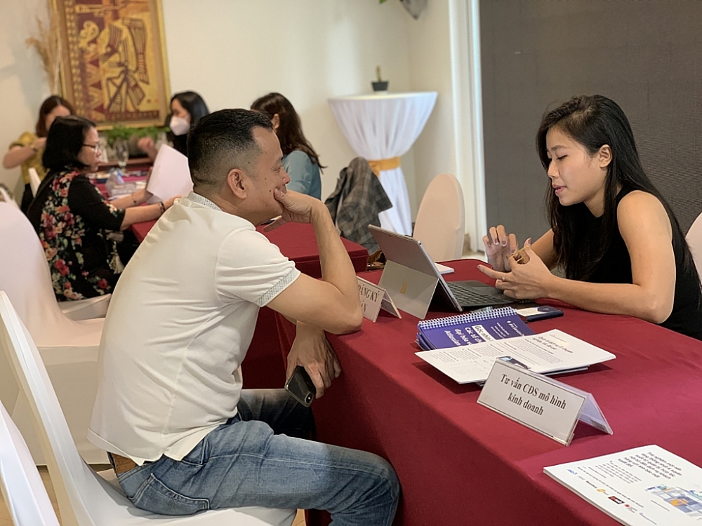 Chuyên gia của LinkSME tư vấn cho DN về chuyển đổi số. 	Ảnh: N.H
