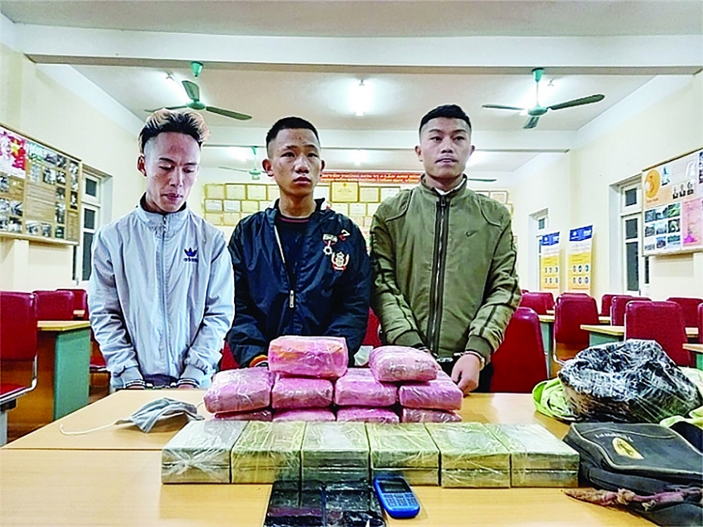 Ba đối tượng Và Bá Giờ, Già Duy Chung và Già Bá Kênh bị bắt cùng với khối lượng lớn ma tuý.