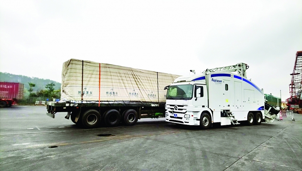 Quá trình thực hiện soi chiếu hàng hóa bằng máy soi container tại Lạng Sơn.	 Ảnh: H.Nụ