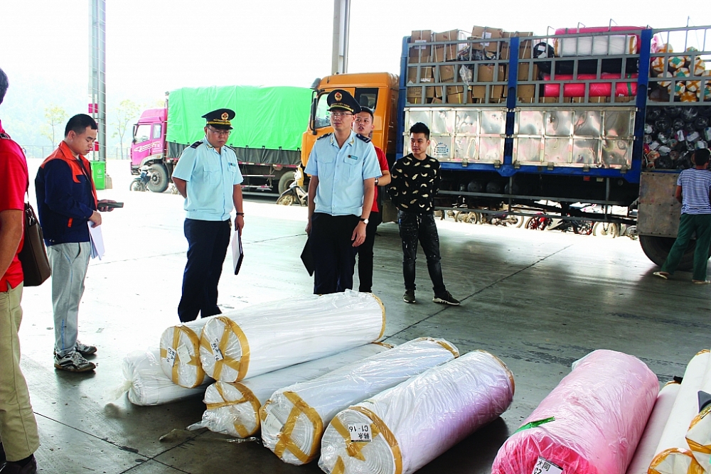 Công chức Hải quan Hữu Nghị kiểm tra hàng hóa NK. 	Ảnh: H.Nụ