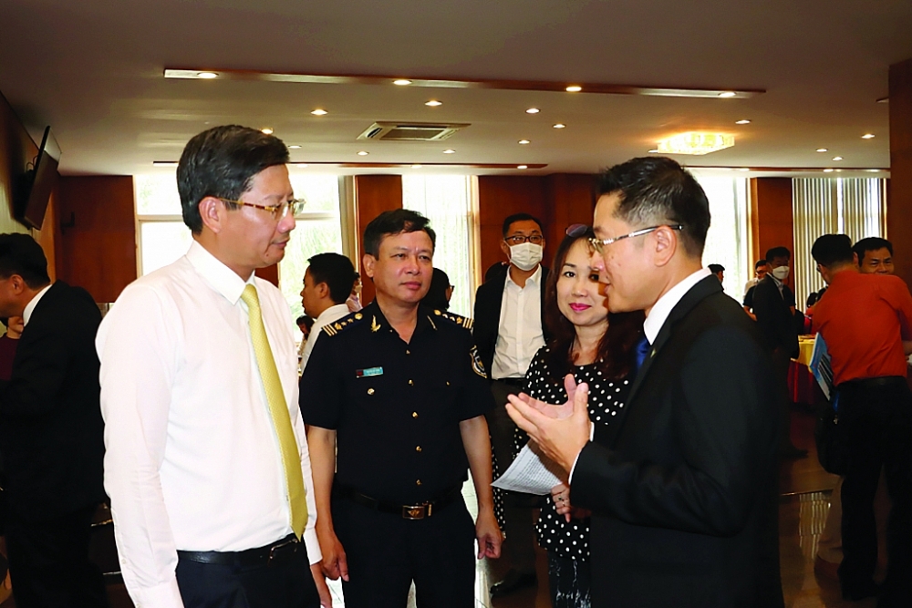 Phó Chủ tịch Thường trực UBND TP Hải Phòng Lê Anh Quân (bên trái) và Cục trưởng Nguyễn Duy Ngọc (thứ hai từ trái sang) trao đổi với đại diện doanh nghiệp FDI bên lề Hội nghị đối thoại với doanh nghiệp XNK do UBND TP Hải Phòng tổ chức tháng 5/2022. 	Ảnh: T