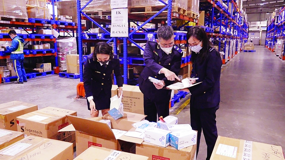 Vụ bắt giữ 85.000 kit xét nghiệm nhanh Covid-19 ngày 17/2. 	Ảnh: Trần Ánh