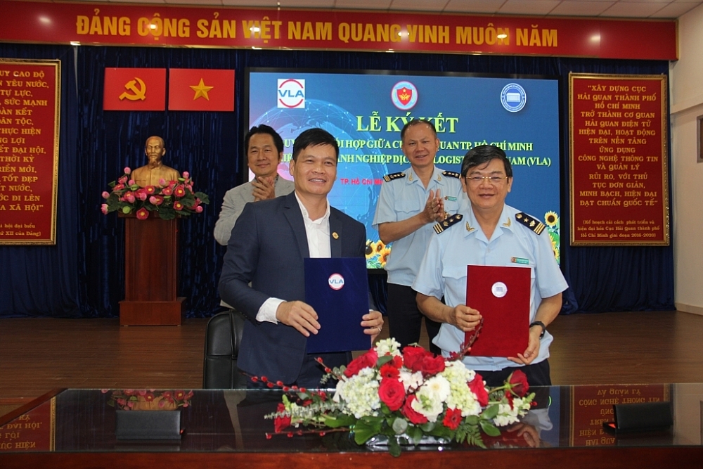 Sáng ngày 28/1, Hải quan TPHCM và Hiệp hội doanh nghiệp logistics kí kết quy chế phối hợp, tạo thuận lợi cho DN. 	Ảnh: T.H