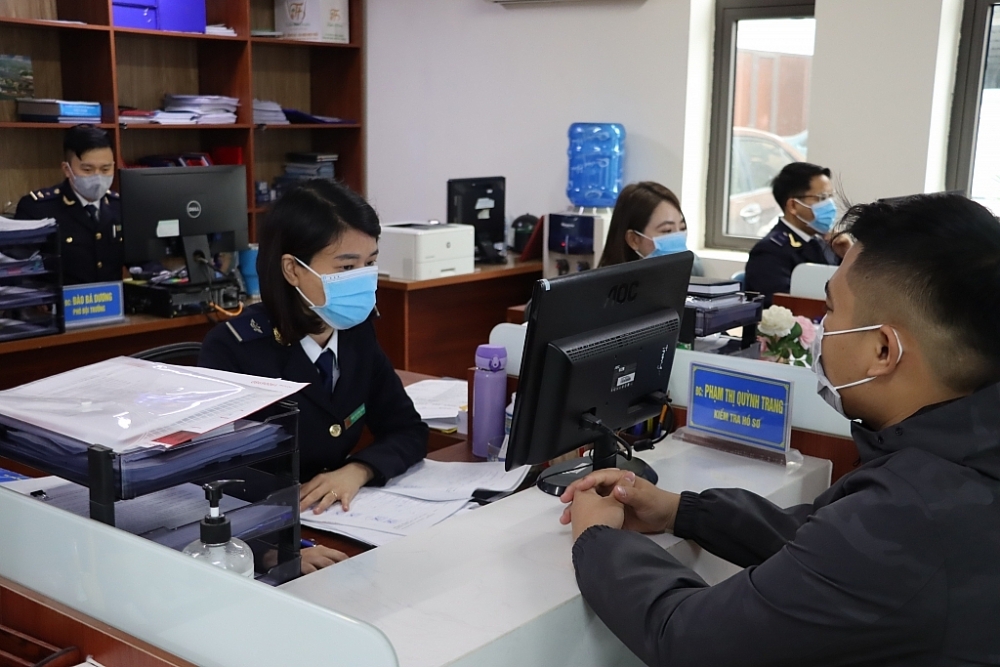 Doanh nghiệp được hưởng lợi nhờ thủ tục hải quan, thủ tục thanh toán thuế… được điện tử hóa. Trong ảnh: Hoạt động nghiệp vụ tại Chi cục Hải quan cửa khẩu cảng Cẩm Phả, Cục Hải quan Quảng Ninh.	 Ảnh: Quang Hùng