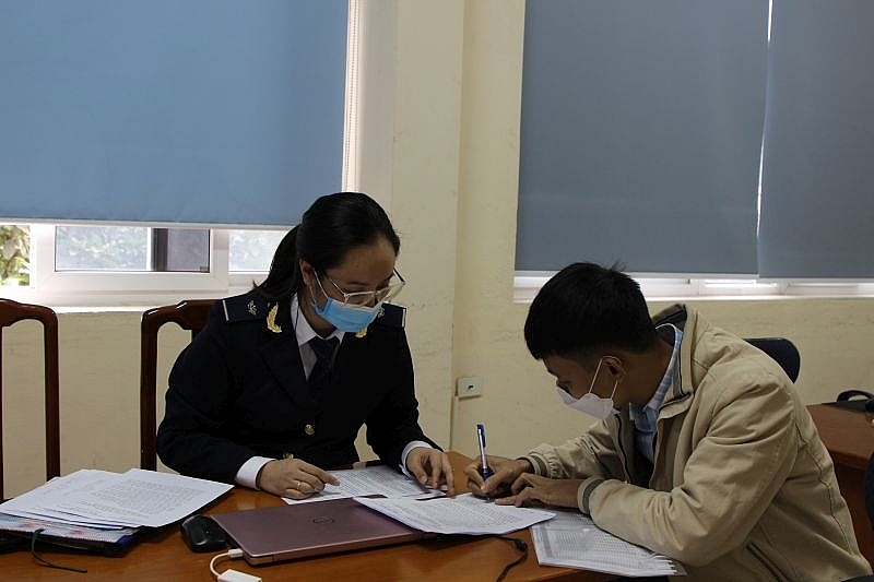 Công chức Cục Hải quan Thanh Hóa tham vấn cho doanh nghiệp. 	Ảnh: Phong Nhân
