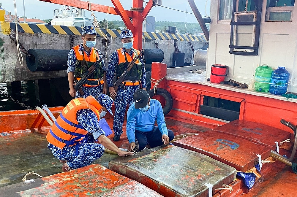 Lực lượng chức năng kiểm tra hàng hóa trên tàu TG 92855 TS đang vận chuyển 60.000 lít dầu DO. 	 Ảnh: Đình Thi