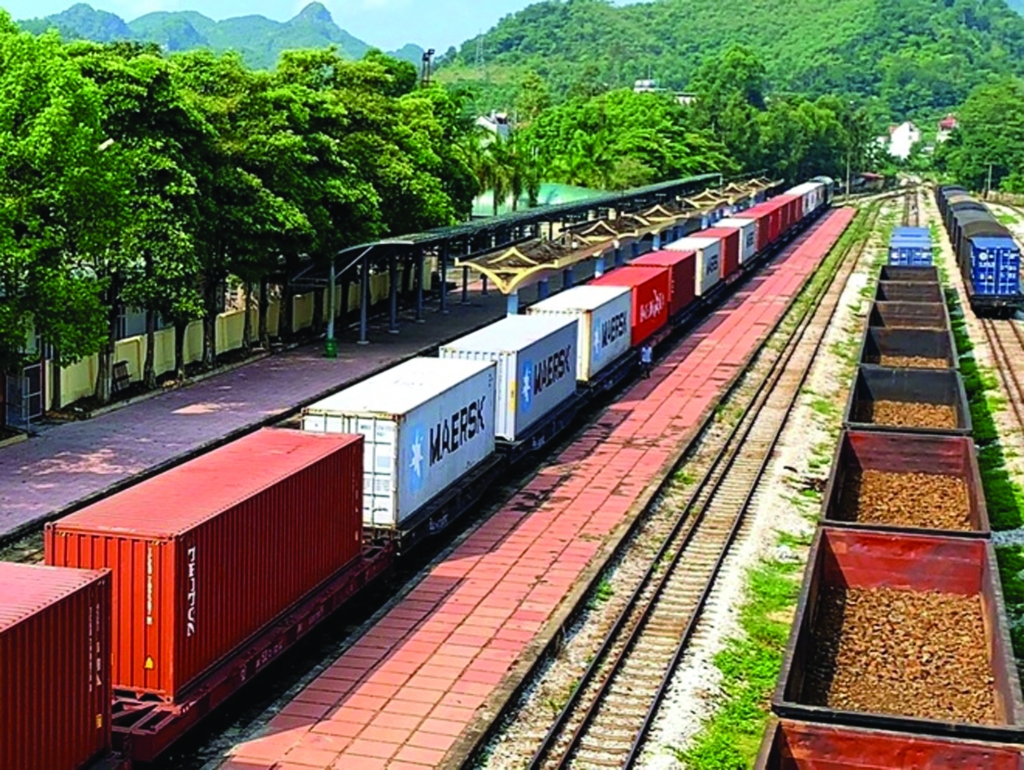 Hàng hóa XNK vận chuyển bằng đường sắt. 	Ảnh: VNR