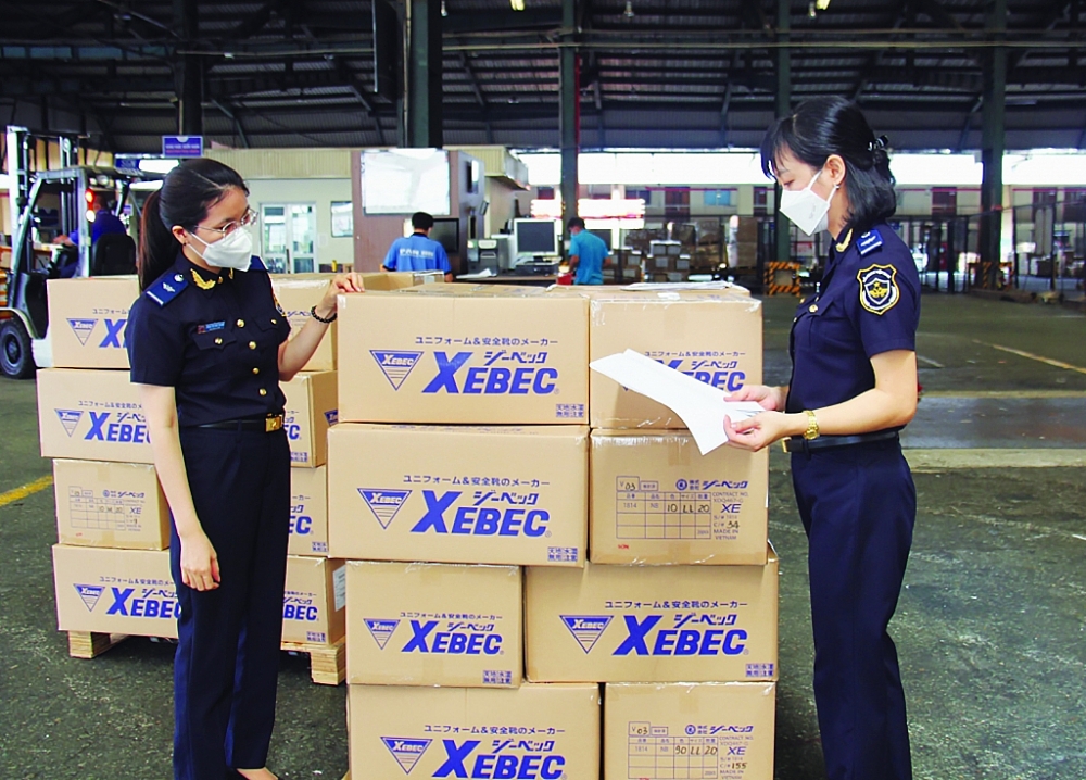 Công chức Hải quan sân bay quốc tế  Tân Sơn Nhất làm thủ tục cho hàng xuất nhập khẩu. 	Ảnh: T.H