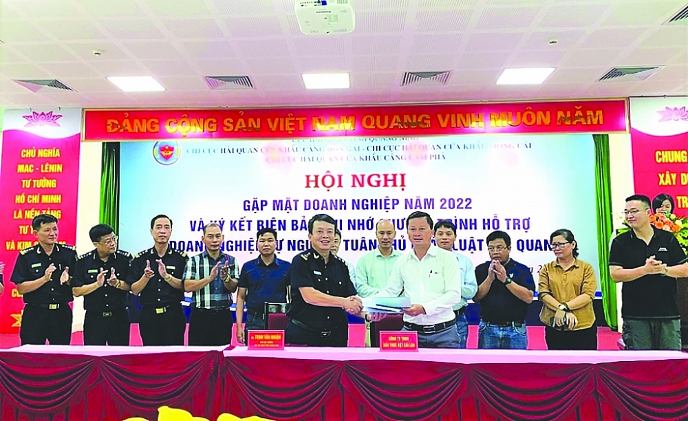 Lãnh đạo Cục Hải quan Quảng Ninh ký kết biên bản ghi nhớ với các doanh nghiệp. 	 Ảnh: Cục Hải quan Quảng Ninh cung cấp