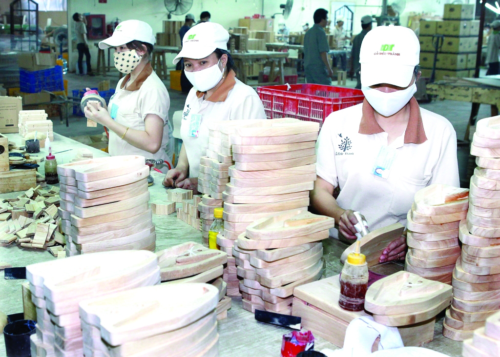 Sản xuất gỗ xuất khẩu tại Công ty CP Gỗ Đức Thành. 	Ảnh: D.T