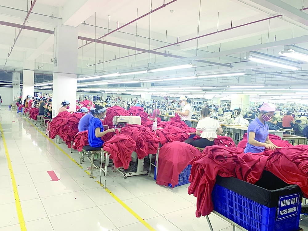 Các ngành hàng XK hàng chục tỷ USD như dệt may, da giày được dự báo có nhiều cơ hội bứt tốc nửa cuối năm góp phần tạo nên kết quả XK hàng hóa tích cực nói chung. 	Ảnh: N.Thanh