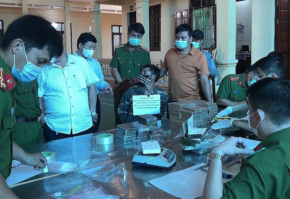 Hải quan Điện Biên phối hợp với các lực lượng chức năng bắt giữ  78 bánh heroin ngày 22/6. 	Ảnh: Hải quan Điện Biên cung cấp