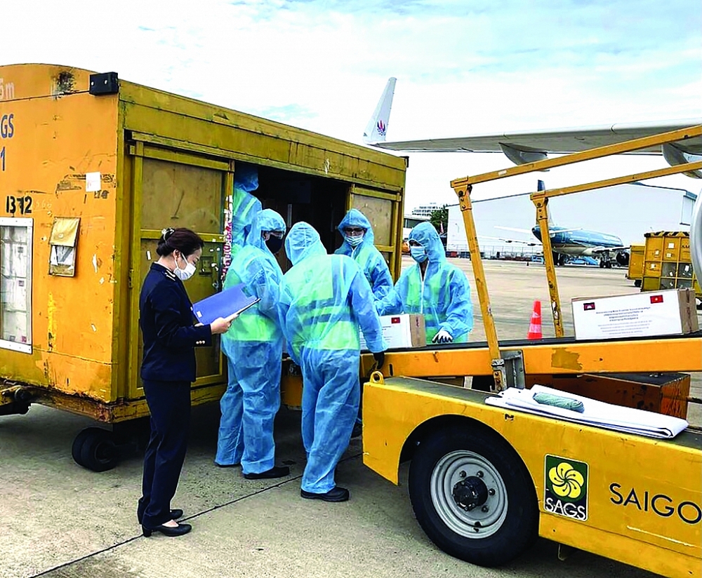 Các lô hàng sinh phẩm, vật tư phòng chống dịch Covid-19 đều được Hải quan sân bay quốc tế Tân Sơn Nhất thông quan nhanh chóng. 	Ảnh: H.H