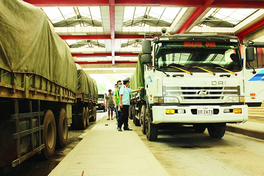 Công chức Chi cục Hải quan cửa khẩu Cha Lo, Cục Hải quan Quảng Bình phối hợp thực hiện giám sát phương tiện vận tải hàng hóa XNK qua địa bàn .	 Ảnh: Q.H