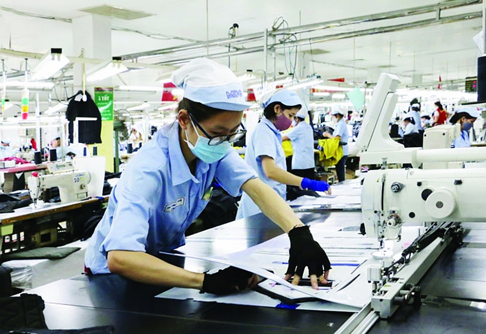 Dây chuyền sản xuất hiện đại tại Công ty cổ phần May Đức Giang. 	Ảnh: S.T