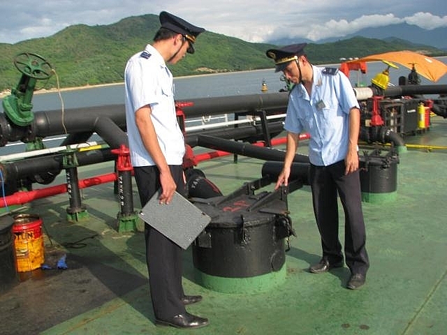 Công chức Hải quan giám sát xăng dầu nhập khẩu. 	Ảnh: M.Hùng