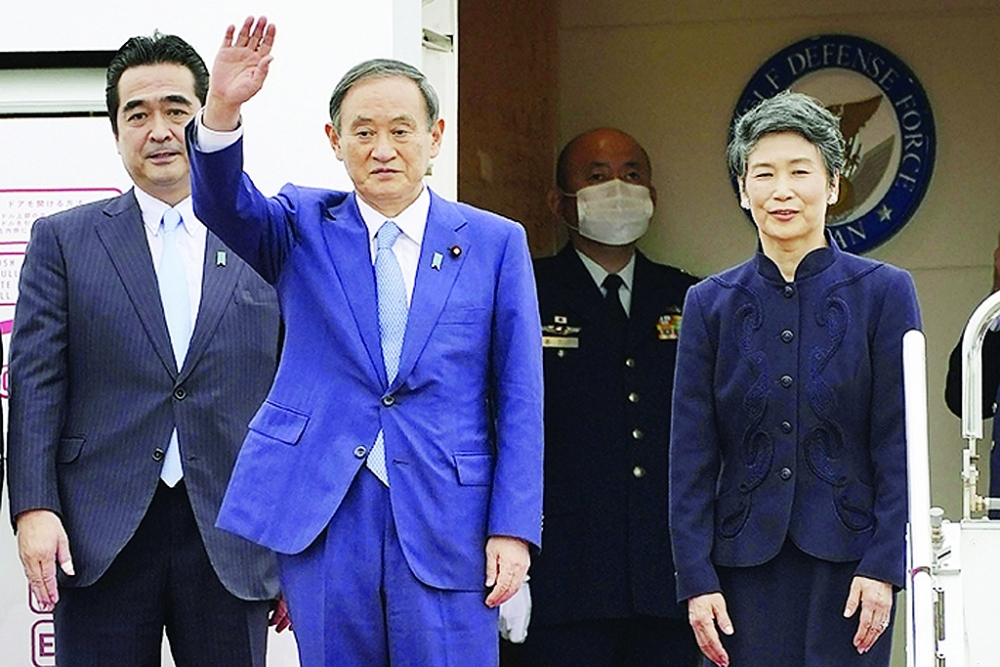 Ông Y.Suga (giữa) lên đường công du châu Á