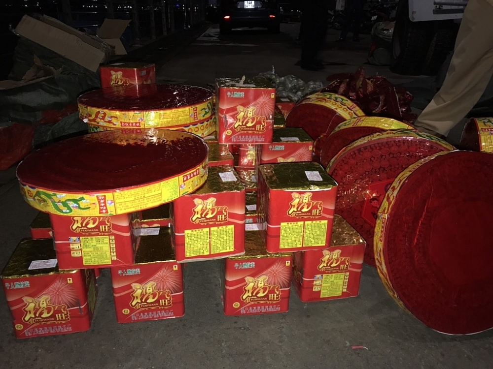 Pháo nổ và pháo hoa do Hải đội 1 (Cục Điều tra chống buôn lậu) phối hợp với lực lượng Công an bắt giữ đầu năm 2020 tại vùng biển Đông Bắc..	Ảnh: T.B