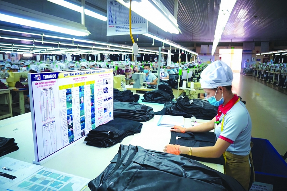 Dự báo, trong 3 tháng cuối năm 2021, ngành dệt may, da giày đều sẽ phải đối diện với vấn đề thiếu lao động trầm trọng. 	Ảnh: N.Thanh