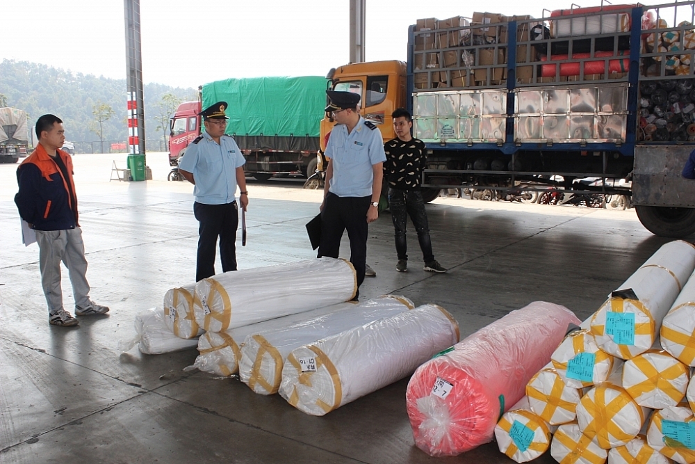 Công chức Chi cục Hải quan cửa khẩu Hữu Nghị (Cục Hải quan Lạng Sơn)  kiểm tra hàng hóa nhập khẩu. 	Ảnh: H.Nụ
