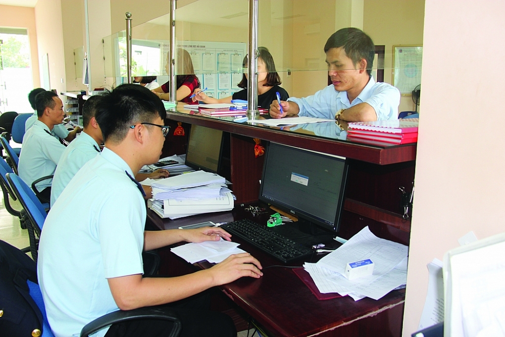 Công chức Hải quan Hà Nam hướng dẫn DN làm thủ tục hải quan. 	Ảnh: H.Nụ
