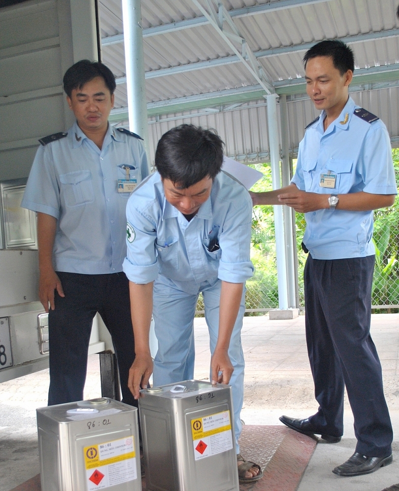 Công chức Hải quan Đồng Nai kiểm tra hóa chất nhập khẩu. 	Ảnh: Đ.Nguyên