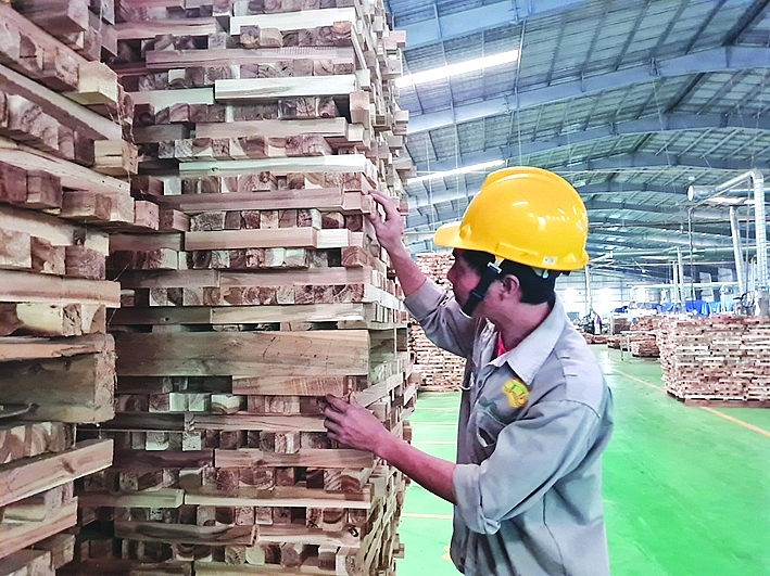Nhiều DN gỗ ghép thanh đang rơi vào tình trạng tồn kho tăng cao, khó quay vòng vốn. 	Ảnh: N.Thanh