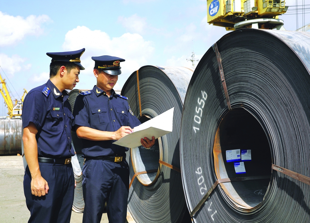 Công chức Chi cục Hải quan cửa khẩu cảng Hải Phòng khu vực 1, Cục Hải quan Hải Phòng kiểm tra thực tế lô hàng thép cuộn . 	Ảnh: HQHP