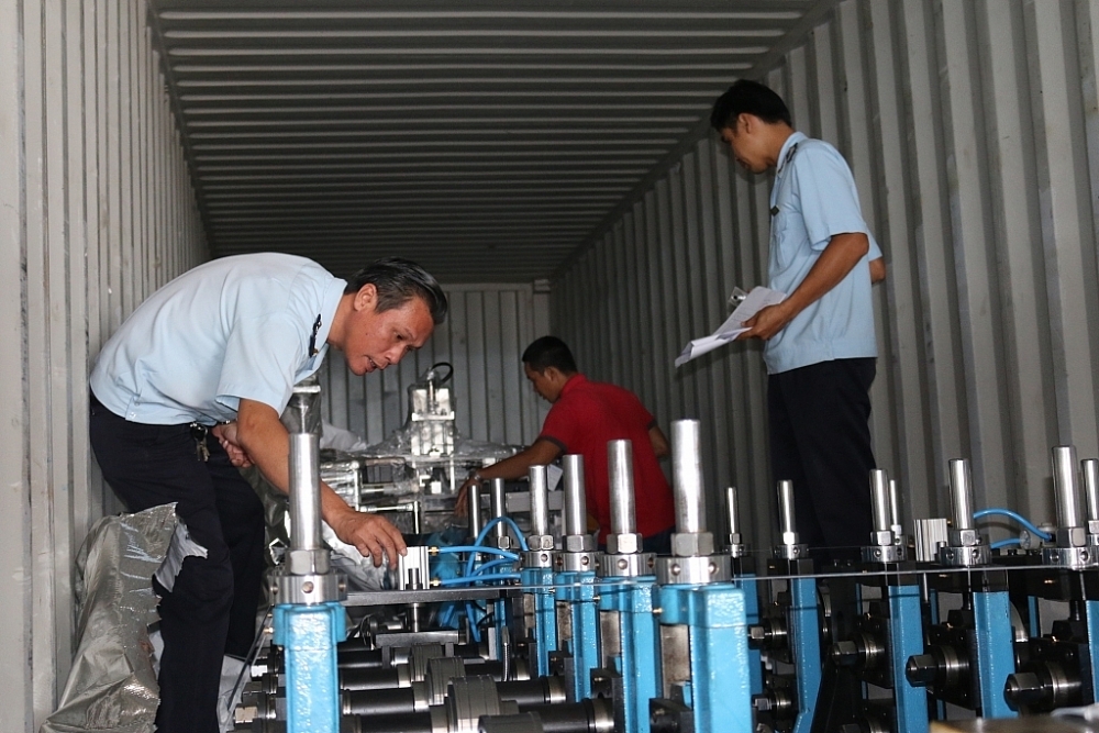 Bên cạnh việc siết chặt kiểm soát, Cục Hải quan Đồng Nai đẩy mạnh tuyên truyền, phổ biến chính sách cho DN để ngăn chặn các hành vi vi phạm. 	Ảnh: N.H
